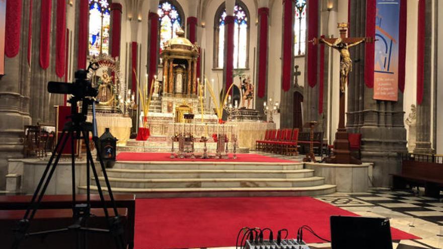 El altar de la Catedral de La Laguna, entre dispositivos audiovisuales y los palmos del Domingo de Ramos.