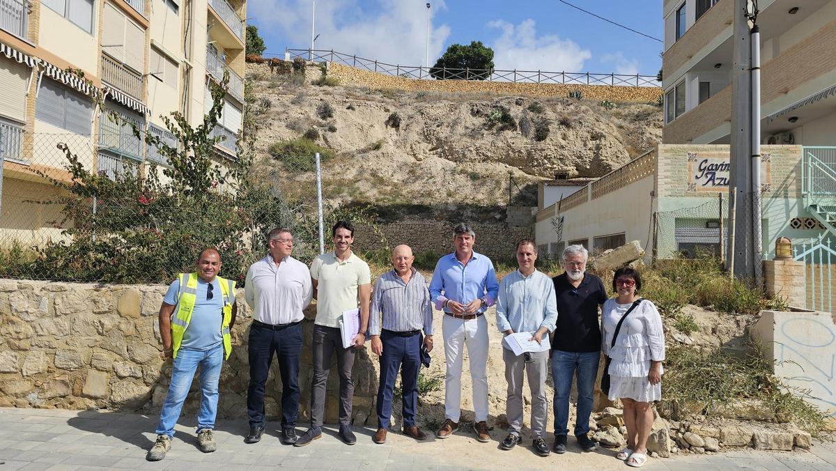 La firma del acto de replanteo de las obras del ascensor de La Vila.