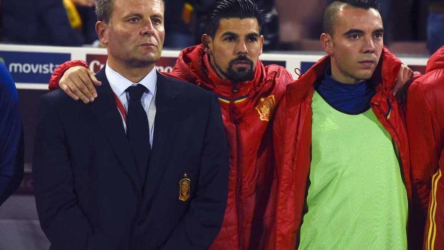 El doctor Cota, Nolito y Aspas, ayer durante el minuto de silencio. // Efe