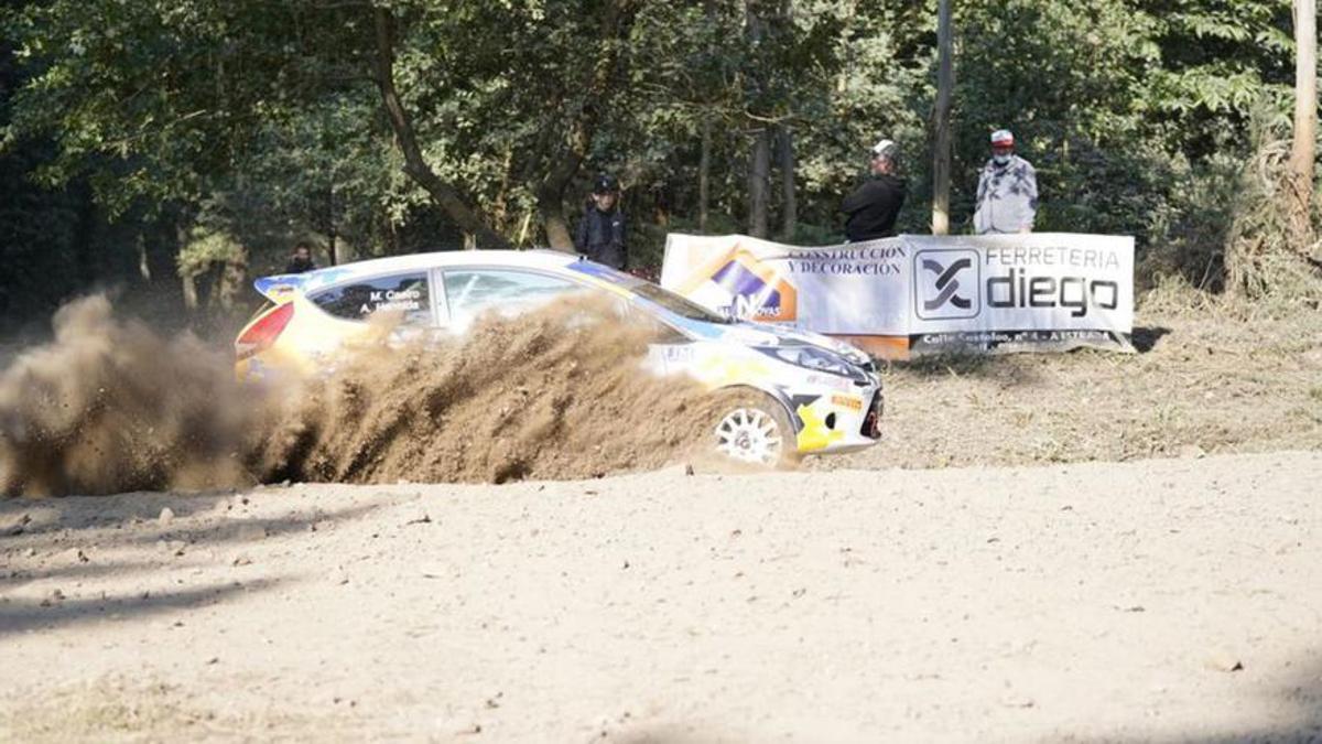 Los tramos se fueron rompiendo al paso de los coches.