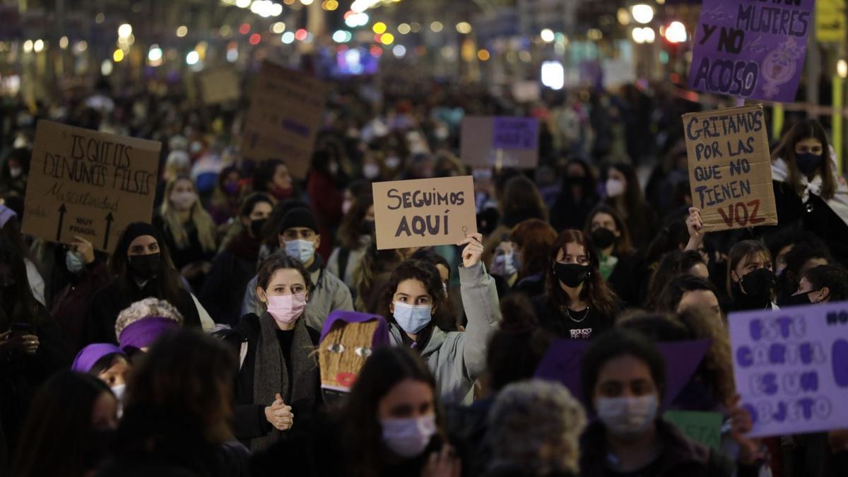 Manifestación del 8M, día de la mujer, en el Passeig de Gràcia de Barcelona.