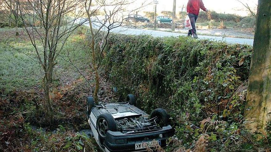 Dos heridos graves al  patinar sus vehículos en placas de hielo en Salcedo y Sanxenxo