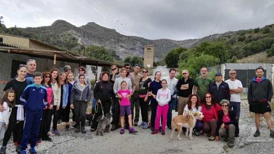 Vecinos de la Sierra de Churriana, ecologistas y representantes de Ciudadanos, ayer a la entrada de la cantera de Sillero.