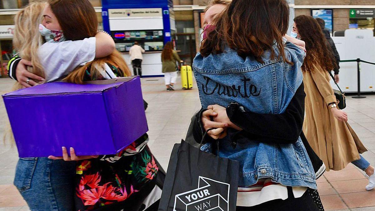 Reencuentro en la estación de A Coruña en la fase 3 de la desescalada, en junio pasado.