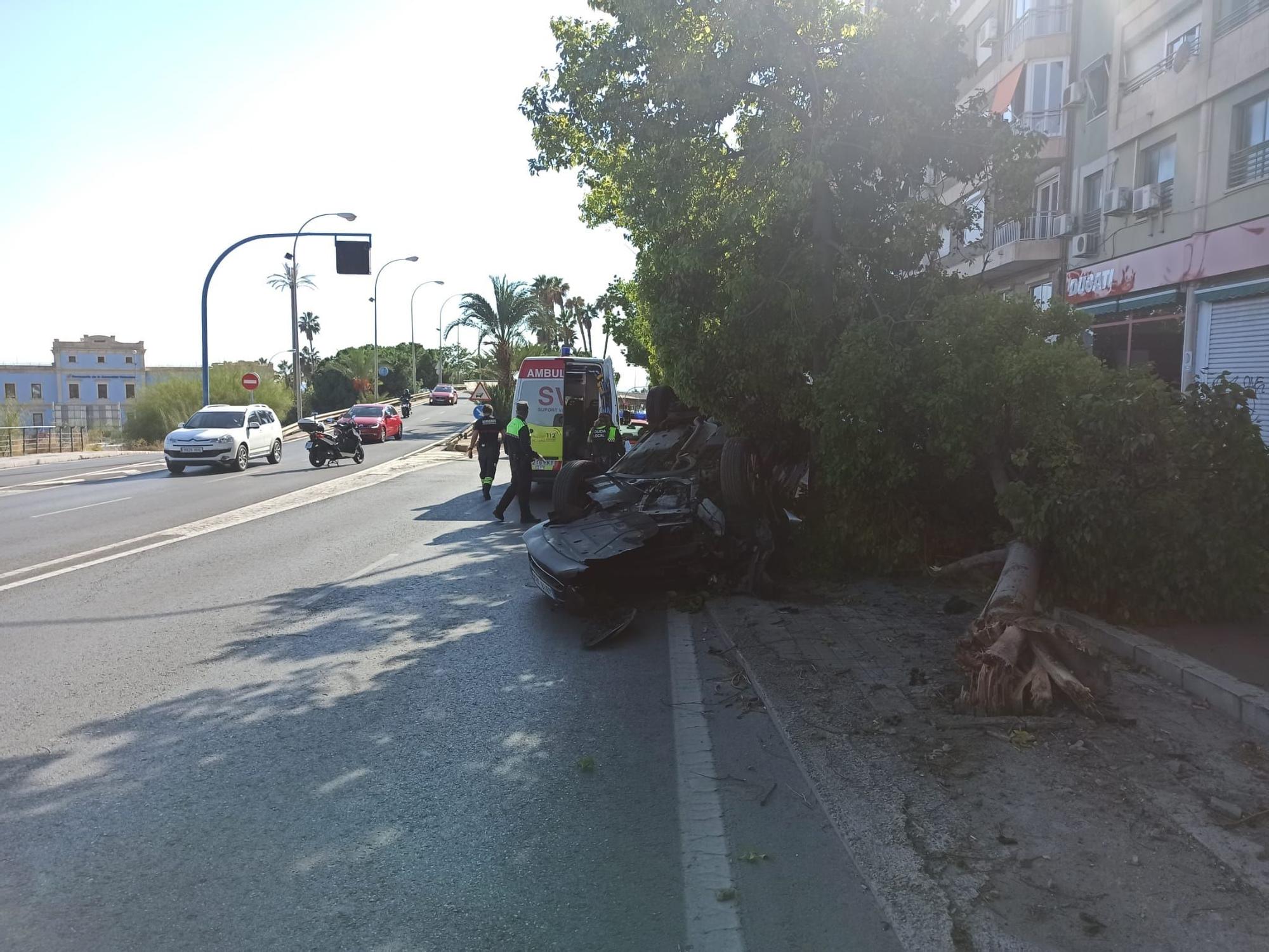 Un herido en Alicante al volcar su coche en la avenida de Dénia