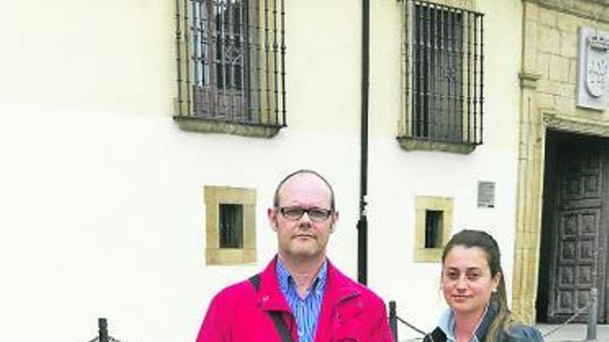 Roberto Chacón y Carmen Castro, ante el Ayuntamiento de Cangas del Narcea.