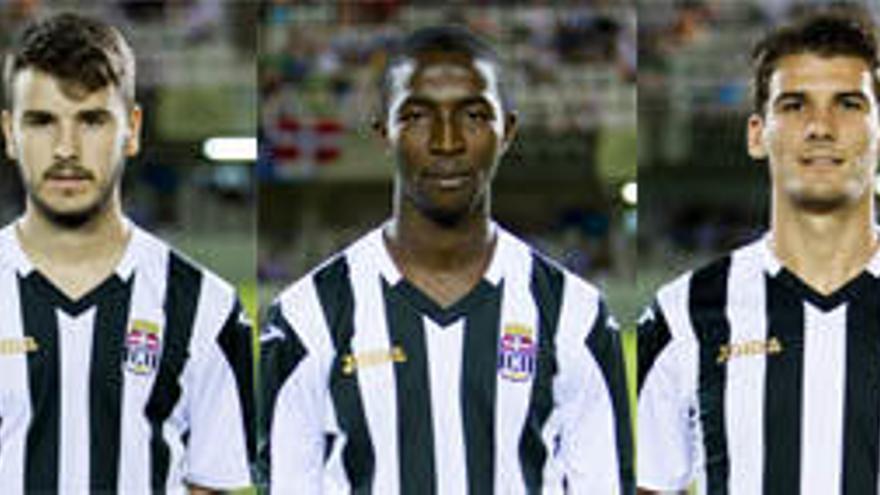 Los jugadores con la primera equipación albinegra Titi Sanz (izquierda), Adama Fofana (centro) y Álex Jiménez (derecha).