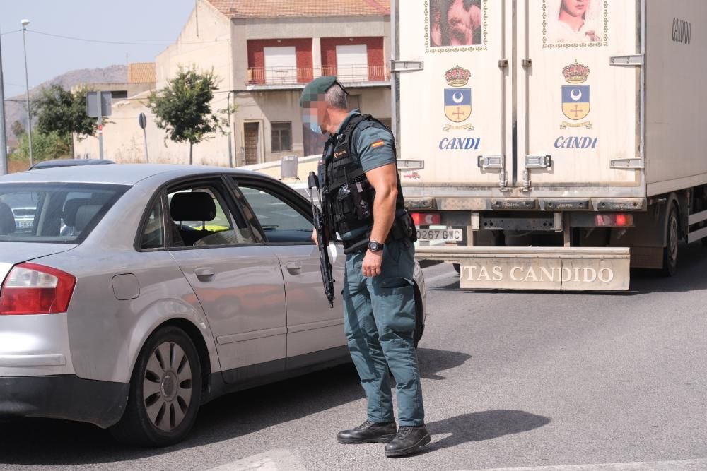 Despliegue de la Guardia Civil en el barrio del Rincón de Redován para poner coto a la venta al menudeo de droga