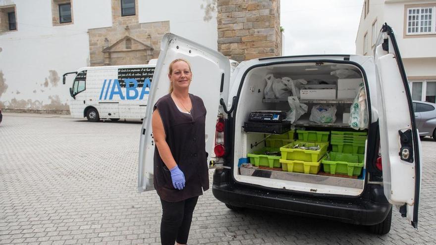 La banca móvil, el bus que da cobertura bancaria a Caión dos horas y media a la semana: "Sen isto, os nosos maiores quedan illados"