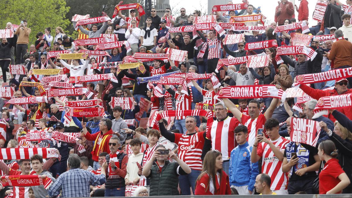 Els aficionats del Girona, a les graderies de Montilivi, durant el mosaic previ al partit.