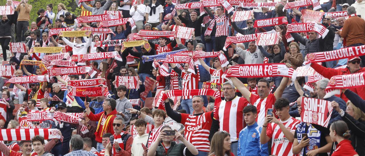 Els aficionats del Girona, a les graderies de Montilivi, durant el mosaic previ al partit.