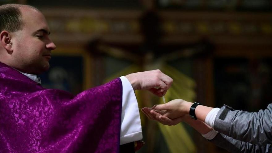 El Obispado de Málaga aconseja dar la comunión en la mano.