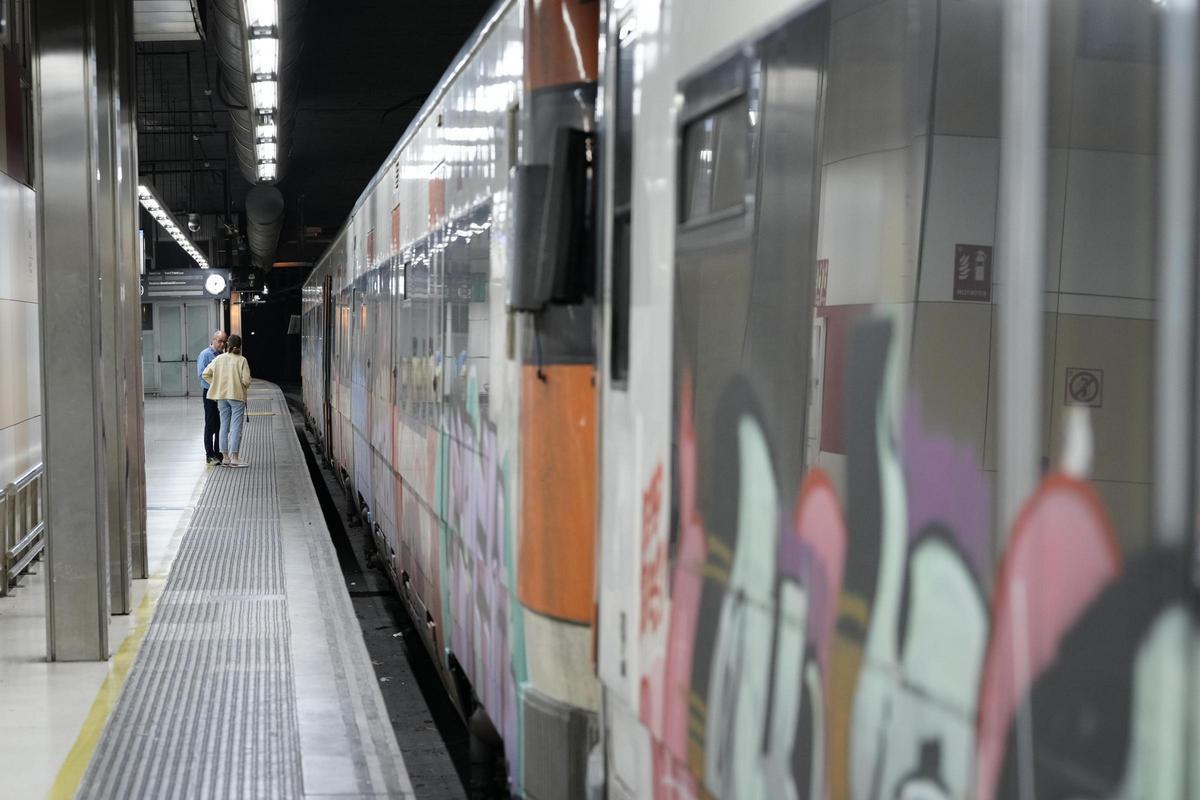 Desconcierto en Sants por la falta de trenes el día después del apagón