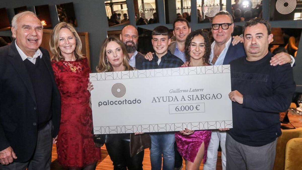 Entrega del cheque de la recaudación de la comida solidaria en Palocortado