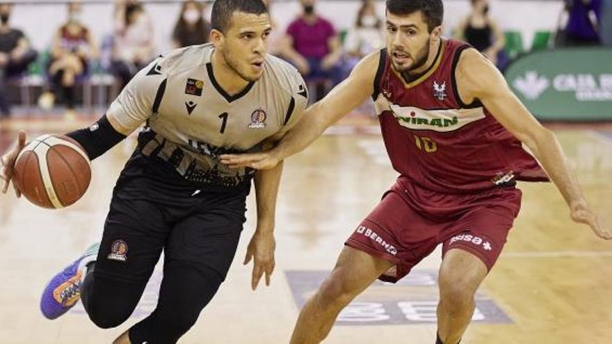 Dago Peña, con Germán Martínez, en el partido entre el Leyma y el Granada