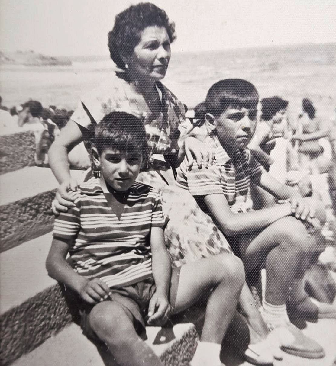 El autor, a la izquierda, con su madre y su hermano.   | // LA OPINIÓN