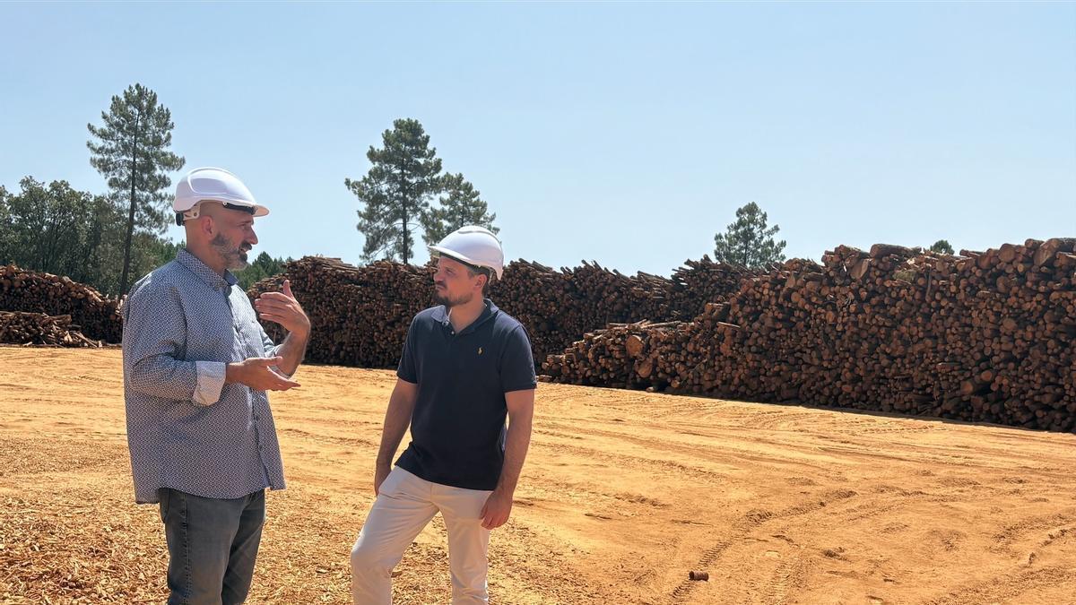 Abel Bautista visitando la fábrica de pellets este viernes.