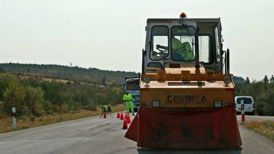 Máquinas y operarios trabajando ayer en O Candán. // Bernabé/Adrián Rei