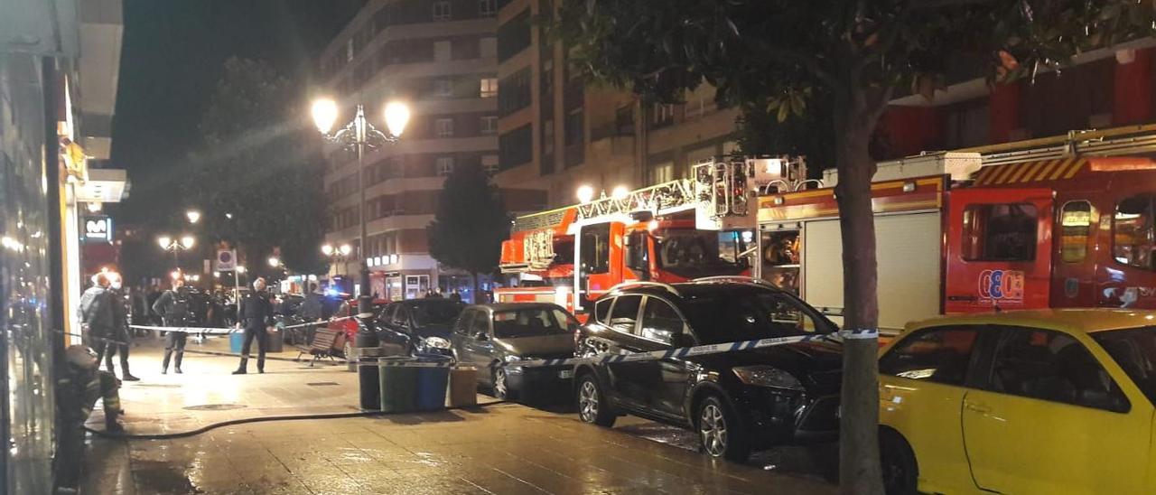 Efectivos de bomberos y policía, durante su intervención.