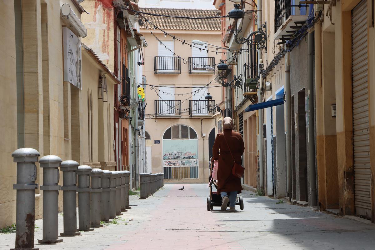 Calle vacía con cuartelillos cerrados en Elda, fuera de la época de fiestas.