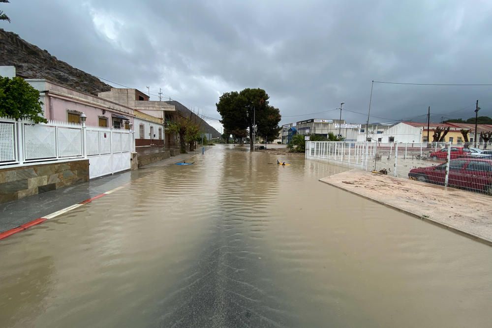 Las lluvias aumentan el caudal del Segura en Orihuela y causan problemas en algunos viales