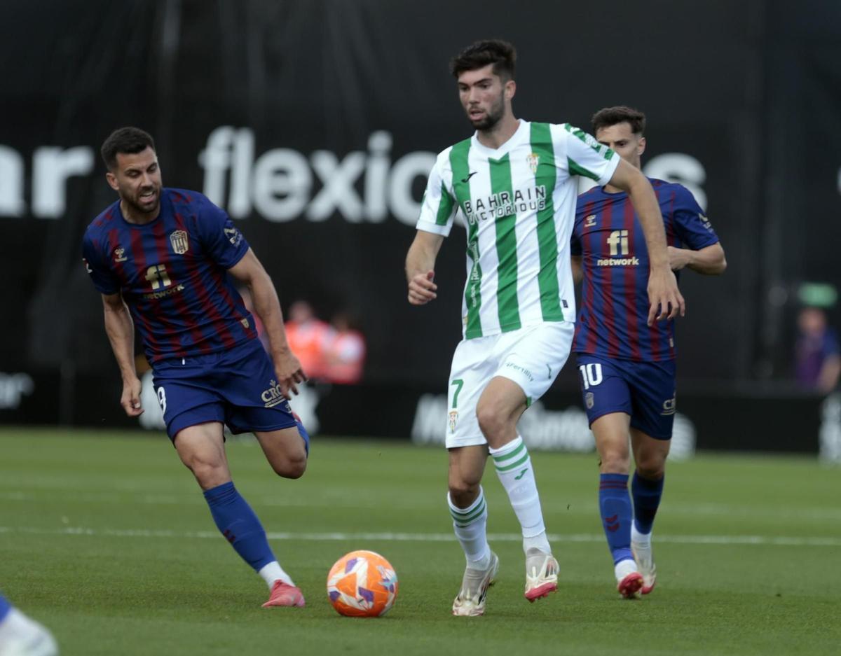 Fede Vico, a la izquierda de la imagen, presiona a Theo Zidane en el pasado Eldense-Córdoba CF.