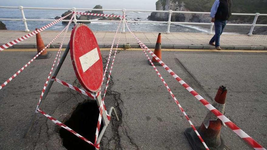 El socavón en la calzada, junto a la playa del Cuerno, en Salinas.