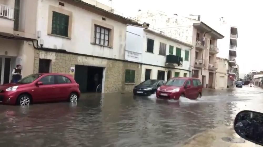 Una tromba de agua anega una calle del Port de Pollença en pocos minutos