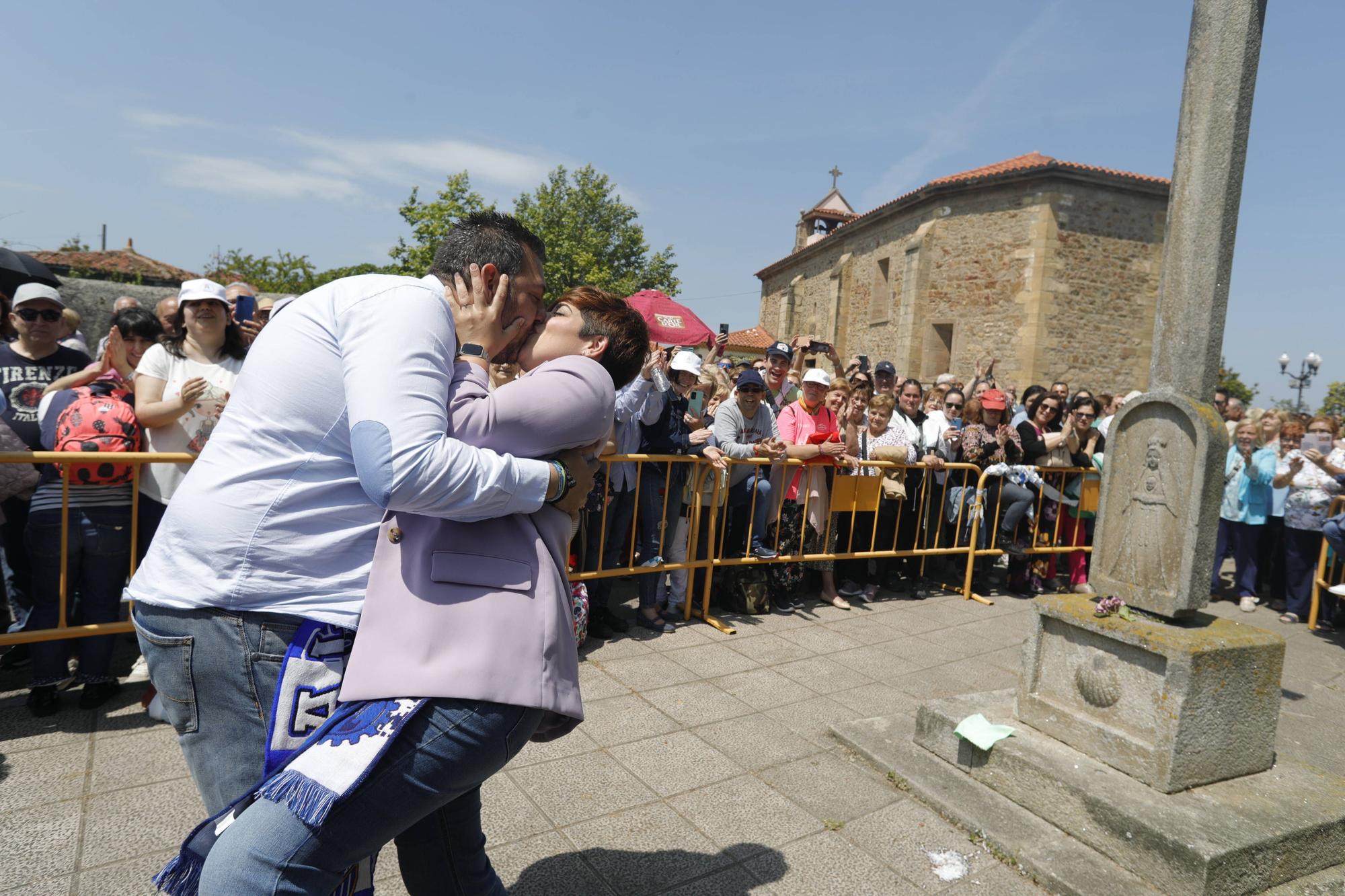 En imágenes: Tradicional rito del beso en la ermita de La Luz de Avilés