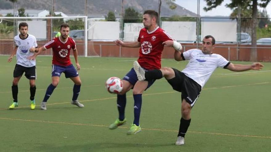 Un lance del derbi comarcal de pretemporada jugado el pasado martes en la localidad xeraquera.