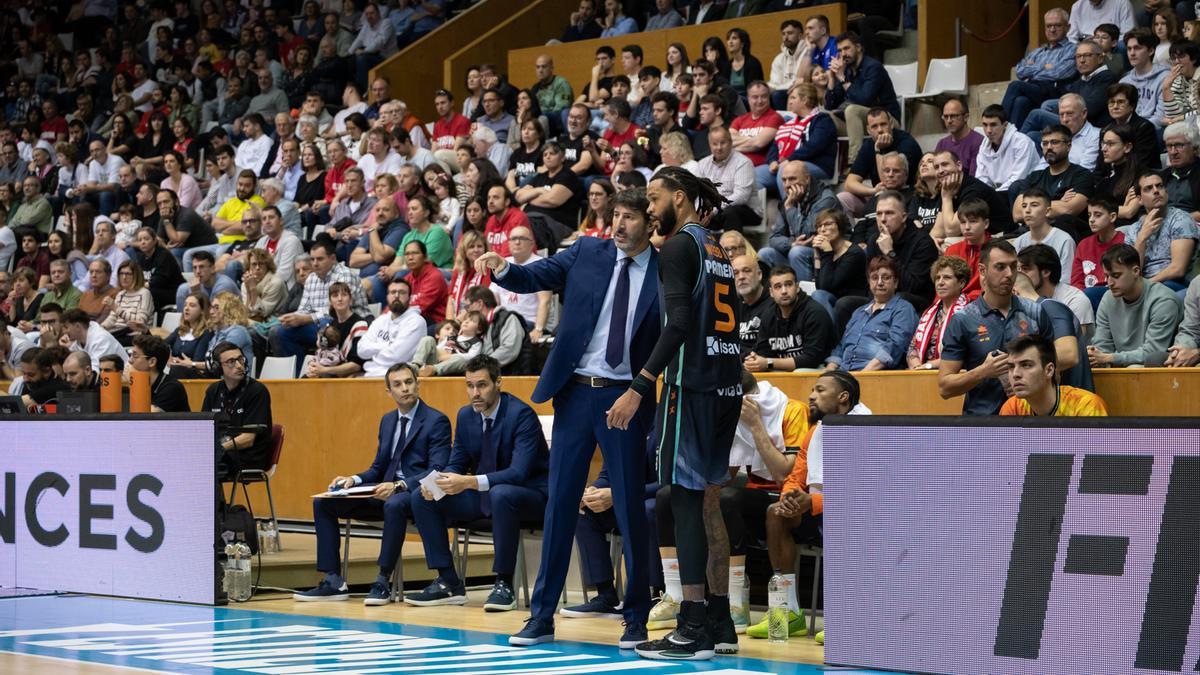 Mumbrú habla con Webb III en un momento del encuentro en Girona