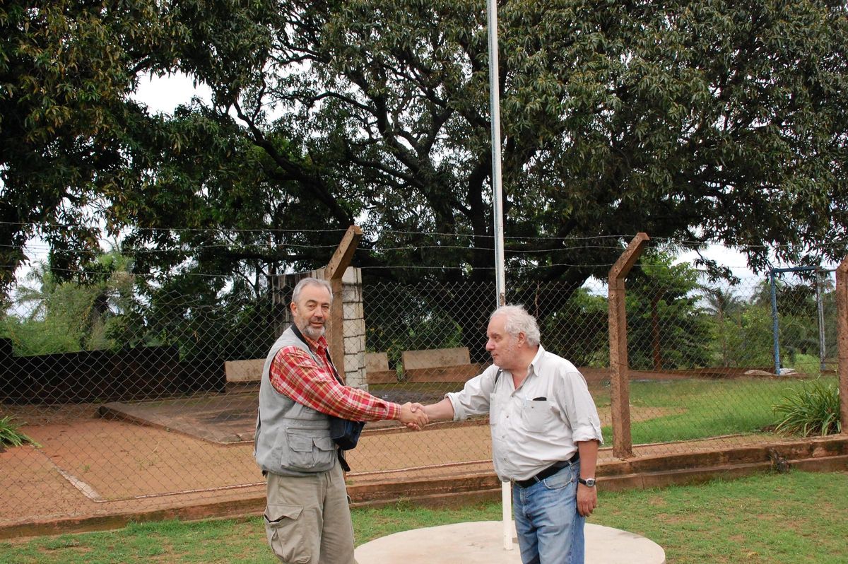 Manuel Herrero, dando la mano al escritorJavier Reverte en Ujiji (Tanzania)