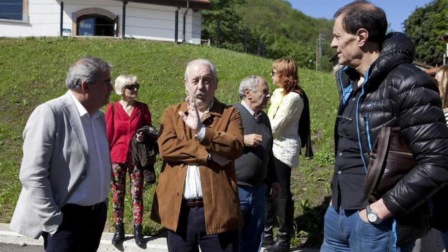 Por la izquierda, Aníbal Vázquez, Agustín Miranda y Jesús Sánchez, en un acto de IU en Langreo.