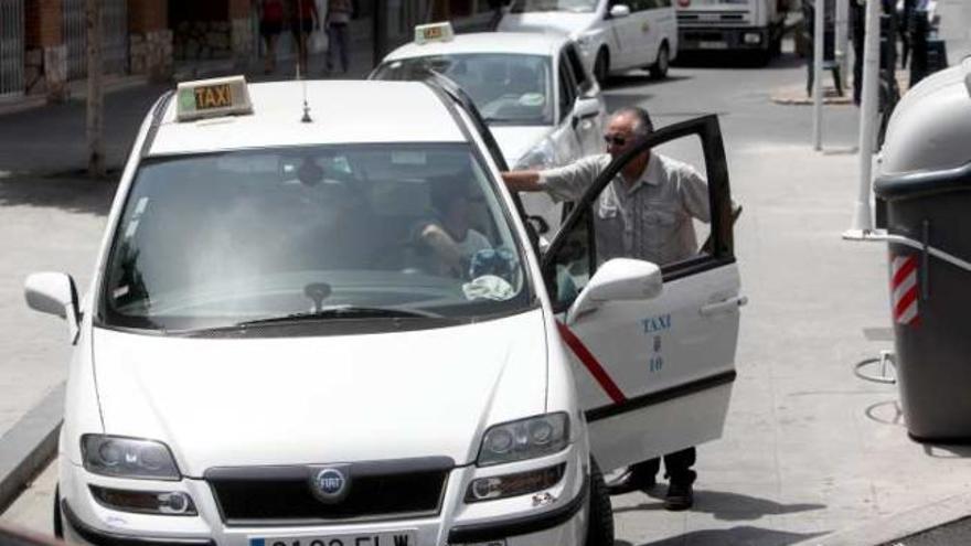 Taxistas de La Vila Joiosa en una parada.