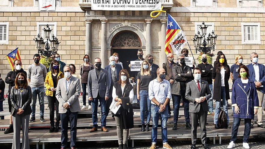 Partits i entitats sobiranistes van protestar a la plaça Sant Jaume contra les detencions.