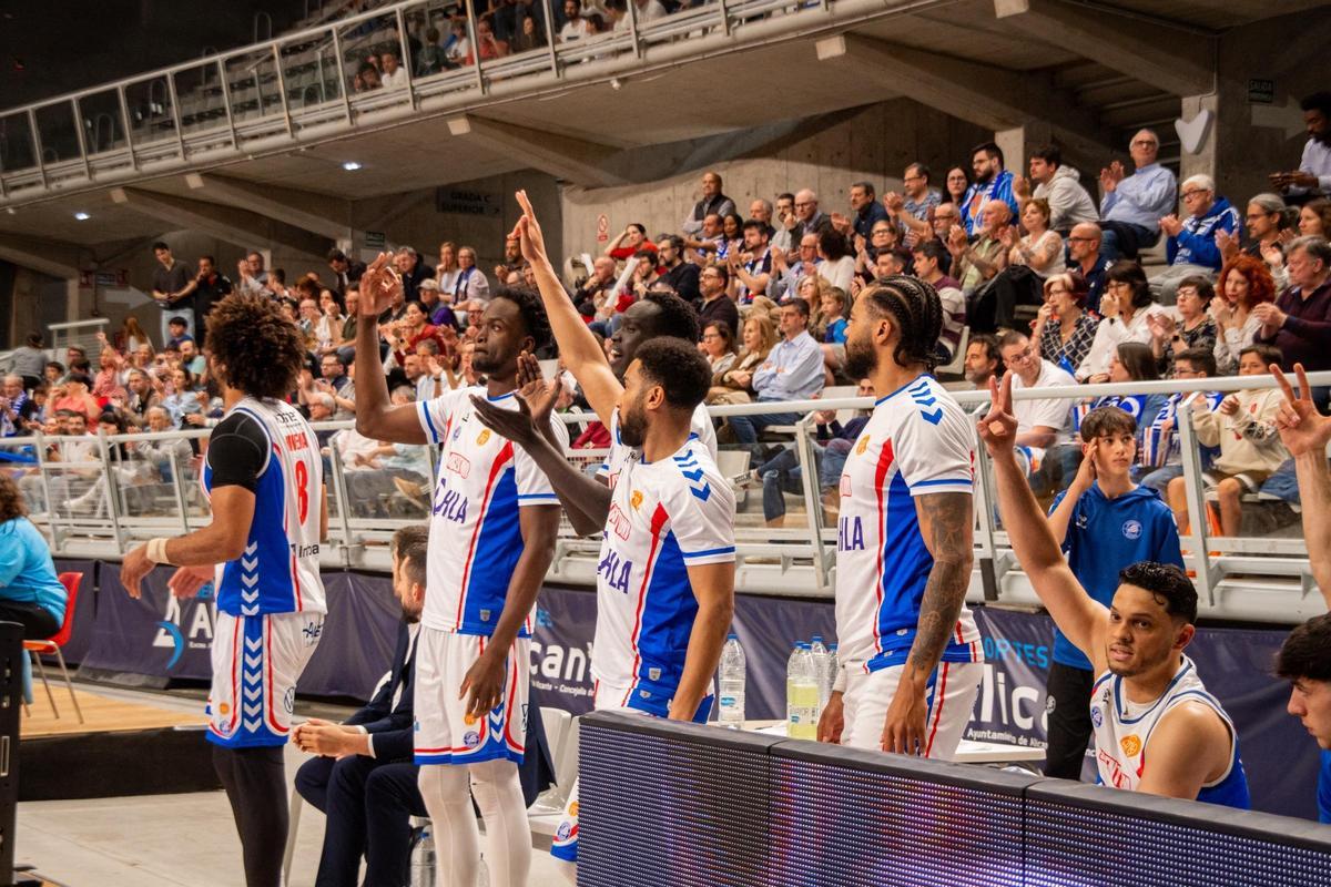 Los jugadores del HLA celebran una acción en el banquillo del Pedro Ferrándiz.