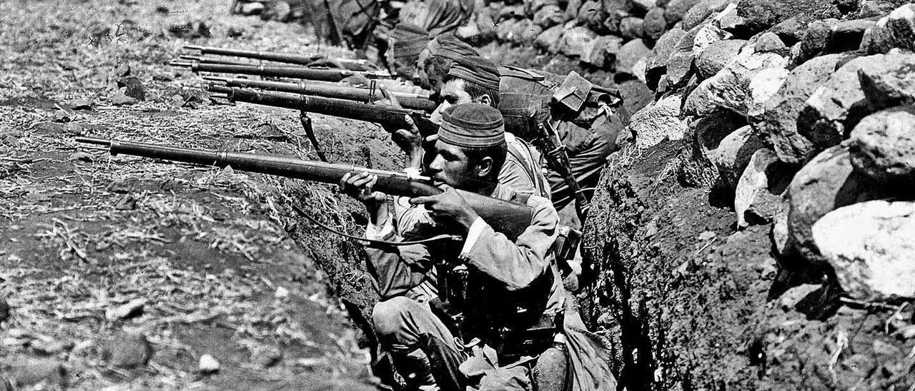 Soldados defendiendo una posición, en una trinchera del Igueriben. LP/DLP