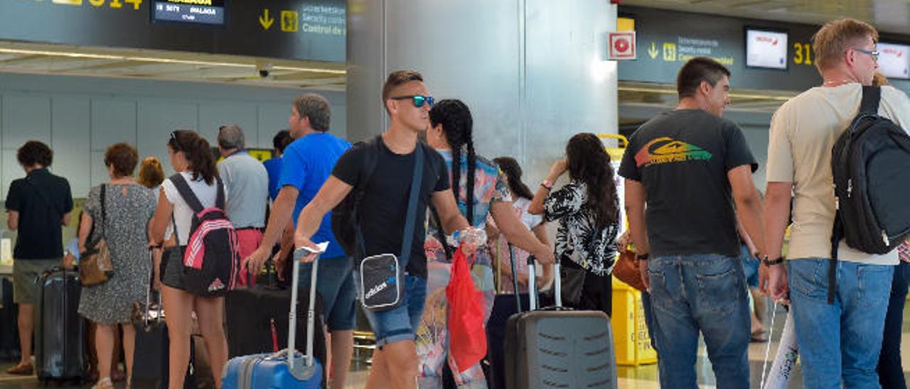 El auge turístico trae a las Islas más de 3,6 millones de viajeros en agosto