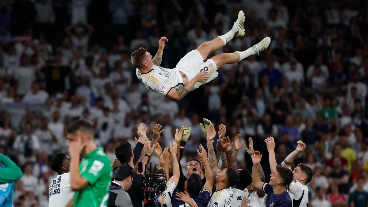 Toni Kroos siendo 'mentado' por sus compañeros