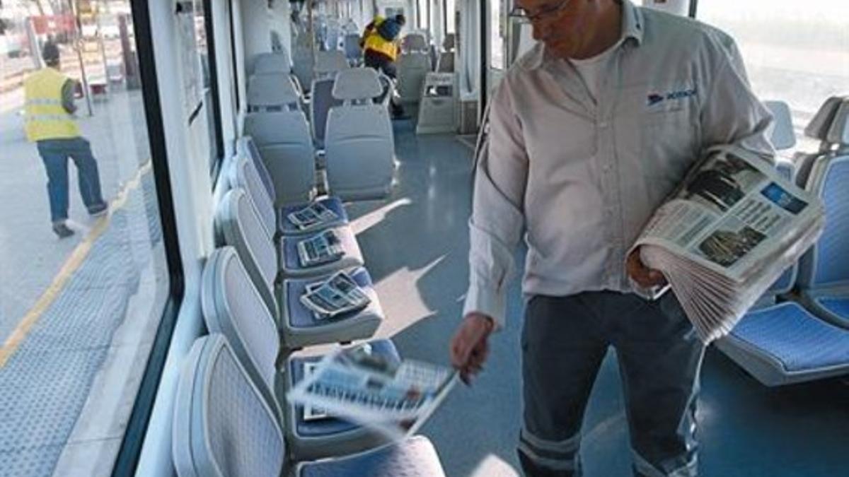 LA DIFERENCIA 3 A la izquierda, un lector compra EL PERIÓDICO en un quiosco de Barcelona. A la derecha, reparto gratuito de ejemplares de La Vanguardia en un tren.