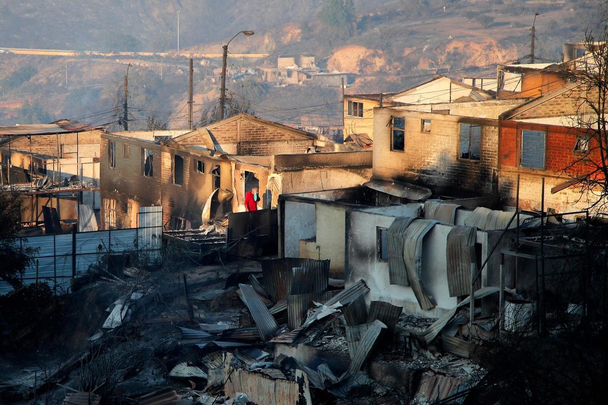 Vista de casas quemadas luego de un incendio que afectó los cerros de Viña del Mar, Chile, el 3 de febrero de 2024. La región de Valparaoso y Viña del Mar, en el centro de Chile, amaneció el sábado con un toque de queda parcial para permitir el movimiento de los evacuados. y el traslado de equipos de emergencia en medio de una serie de incendios sin precedentes, informaron las autoridades.