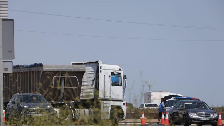 Colapso en la A-7: Un camión volcado obliga a cortar la autovía en plena operación salida del 15 de agosto