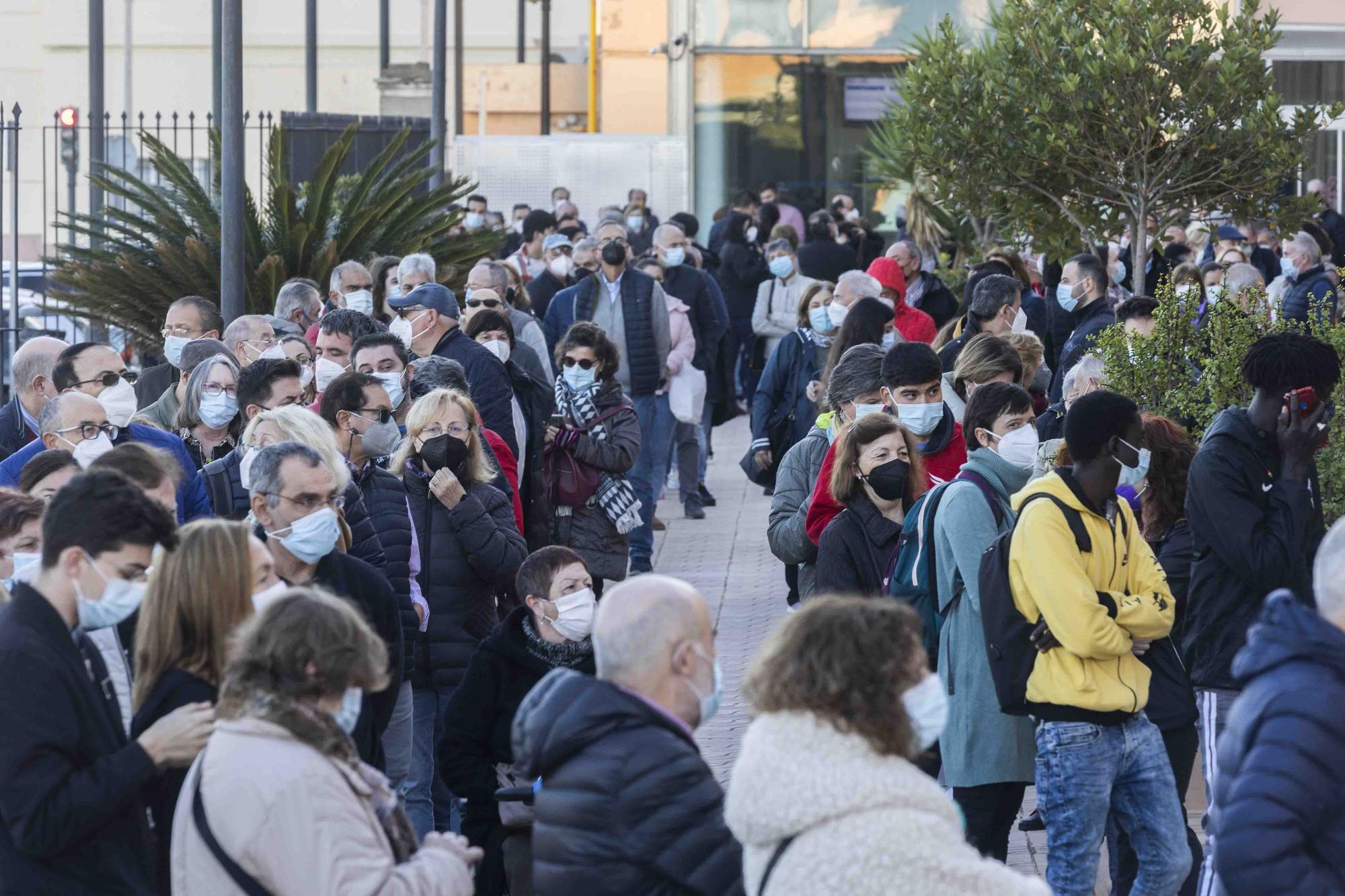 Colas para primeras y terceras dosis en el hospital de la Malvarrosa