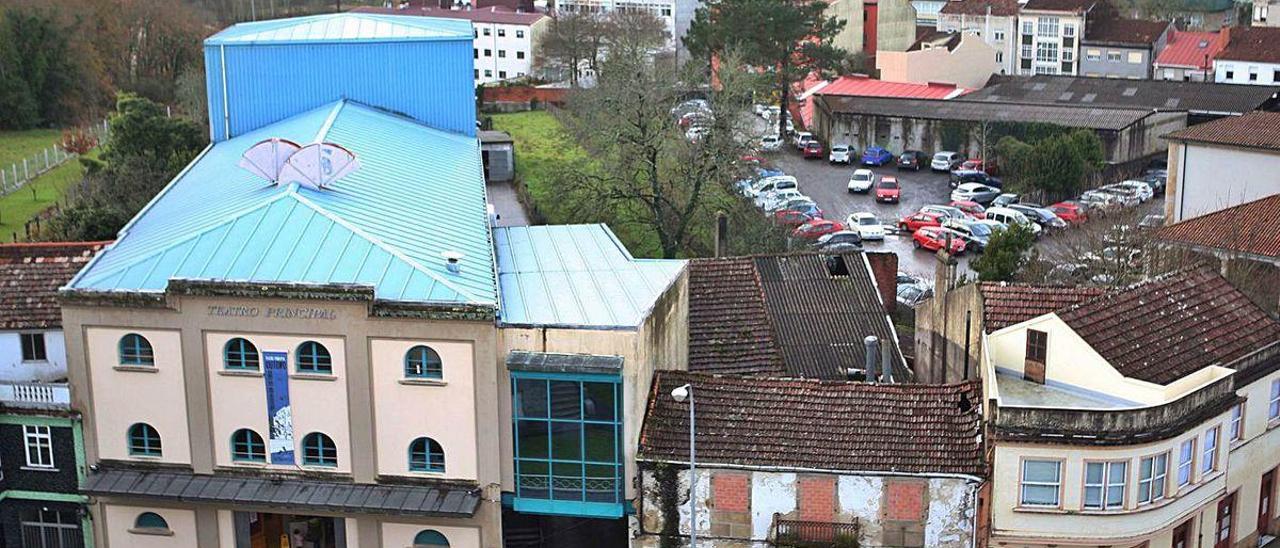 El solar con ruinas acceso al teatro permitirá acceder al parking y construir un edificio.