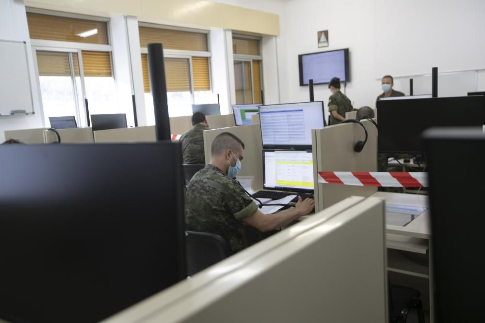 Así trabajan los rastreadores del Covid del ejército en el cuartel del Cabo Noval