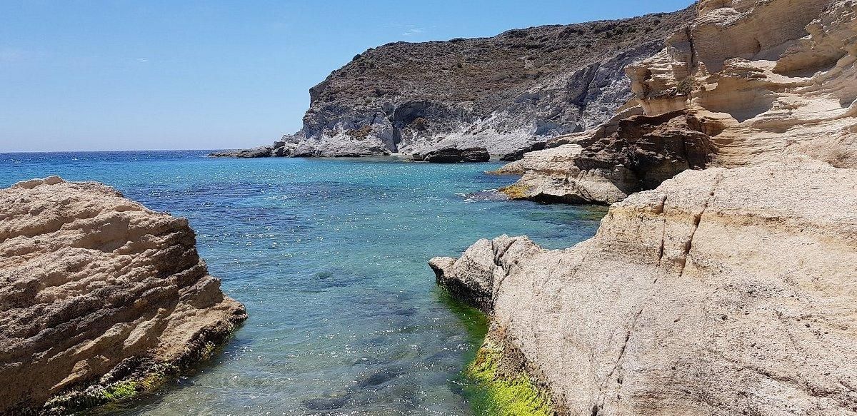 Aguas turquesa en un paisaje natural y salvaje.