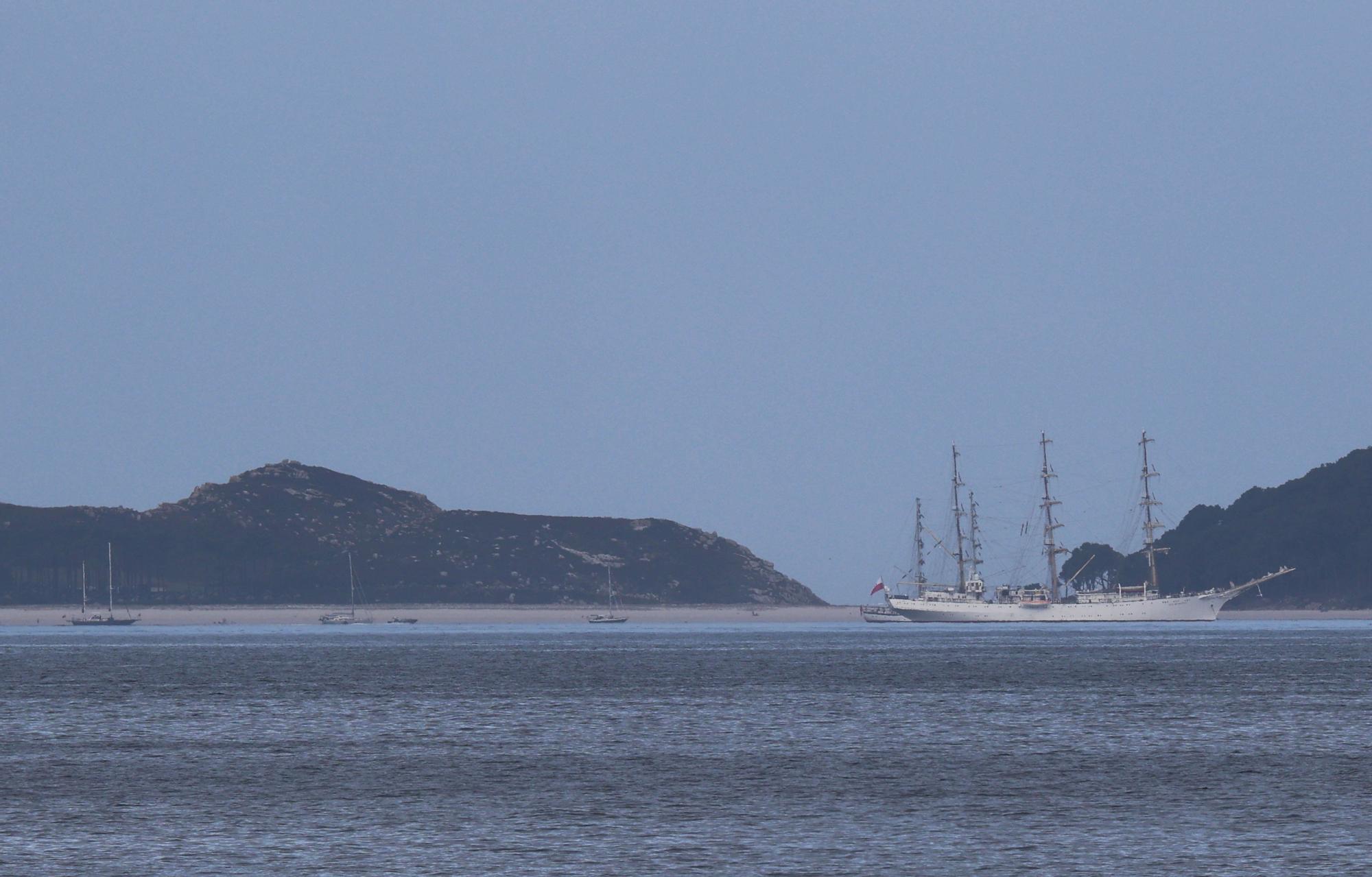 Los grandes veleros de la Tall Ships Races, al abrigo de Cíes