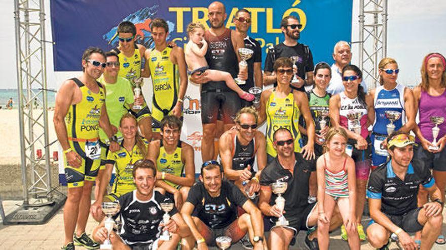 Imagen de los premiados en las diferentes categorías del Triatló Ciutat de Palma, que se disputó ayer en Can Pastilla.