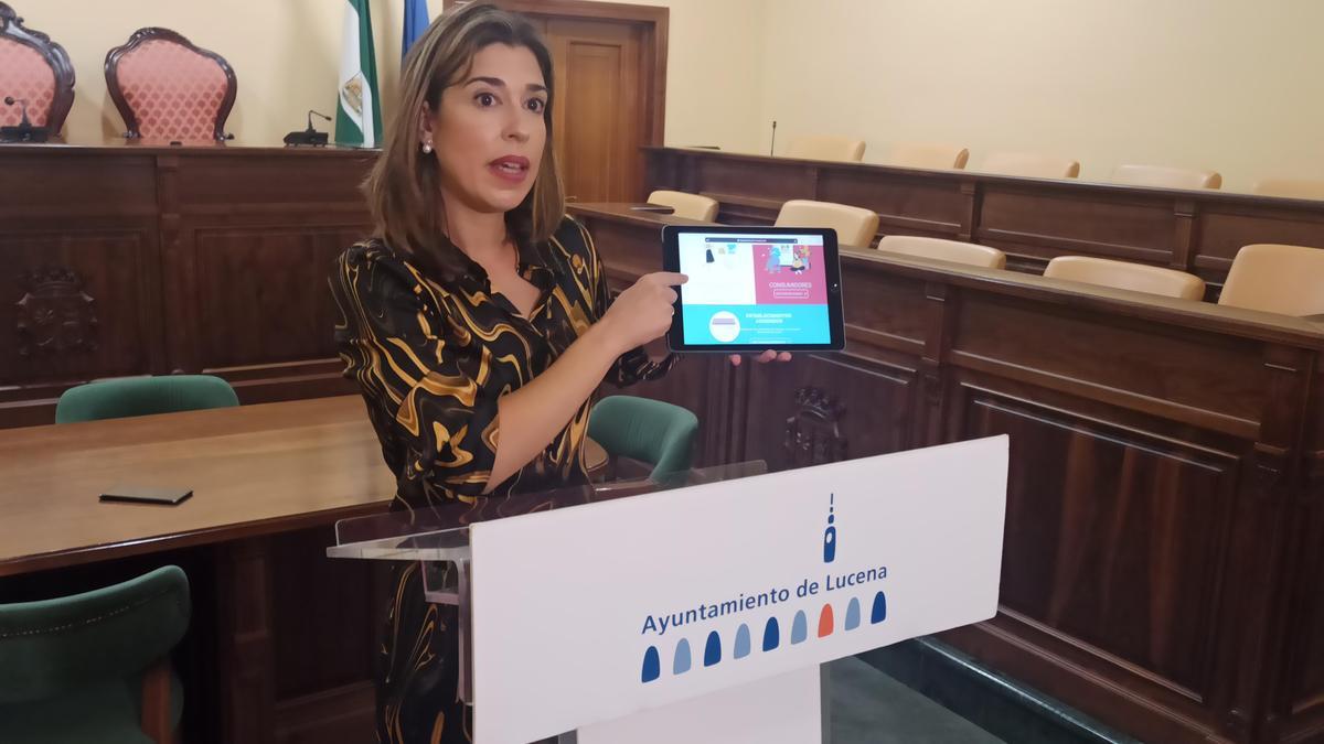 Teresa Alonso, concejala de Fomento, en el inicio de la campaña de bonos consumo de Lucena.