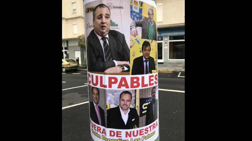 Imagen de uno de los carteles, de esta mañana, en la calle Fondos de Segura, junto al estadio de Gran Canaria.